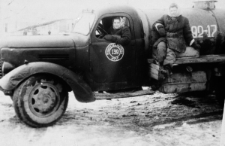 Więźniarki łagru; Dwie kobiety w waciakach w ciężarówce (jedna w szoferce, druga siedzi z tyłu). Zdjęcie wykonane prawdopodobnie w Kingirze w 1955 roku.