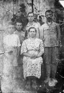 Rodzina Hnatkowskich na zesłaniu. Od lewej: Wacław, Władysław, Gabriela, Adam, Emil