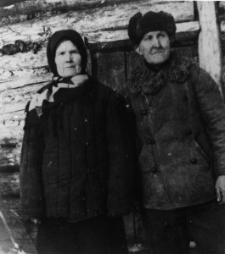 Leon i Waleria Stawryłłowie na zesłaniu, przed kupionym od kołchozu domem. Zdjęcie z 1952 lub 1953 roku.