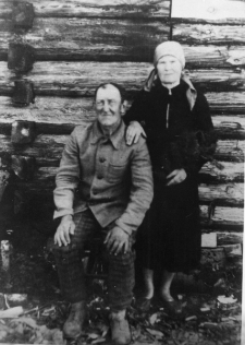 Leon i Waleria Stawryłłowie na zesłaniu, przed kupionym od kołchozu domem. Na odwrocie dedykacja: "Na pamiat' dorogomu naszemu Synu Gienieczku ot skuczajuszczich starych roditieli. 7.IX.1952 god."