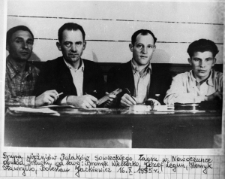 Polacy, więźniowie łagru Nowoczunka, przy trasie Tajszet-Brack. Czterech mężczyzn za stołem. Od lewej: Bronisław Wieliczko, J&oacute;zef Legun, Henryk Stawryłło, Bolesław Jackiewicz.