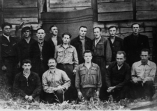 Grupa więźni&oacute;w łagru Nowoczunka przy trasie Tajszet-Brack. Stoją od prawej: J&oacute;zef Galina (żołnierz AK z okolic Dyneburga na Litwie), Bronisław Wieliczko (Okręg Nowogr&oacute;dzki AK), Henryk Stawryłło (podokręg AK Litwa Kowieńska), Henryk Kuczyński (nowogr&oacute;dzka AK), Zenon Bielski (grodzieńska AK), Sergiusz (nazwisko nieznane, Rosjanin z Wilna), NN, Kazimierz Tarnawski (wołynianin, żołnież armii Andersa, aresztowany i zesłany po powrocie do kraju), Adamowicz (imię nieznane, nowogr&oacute;dzka AK); siedzą od prawej: Bronisław Możdżer (żołnierz LWP, aresztowany przez NKWD), J&oacute;zef Legun (nowogr&oacute;dzkie AK, potem LWP), Franciszek (nazwisko nieznane, nowogr&oacute;dzka AK), Bubnowski (imię nieznane, z Sopoćkiń, nowogr&oacute;dzka AK), Bolesław Jackiewicz (z Sopoćkiń, nowogr&oacute;dzka AK). W tle suszarnia cegieł. Ob&oacute;z Nowoczunka produkował materiały budowlane do budowy brackiej elektrowni. Fotografię tę 26 lipca 1955 r. przesłał swoim rodzicom, przebywającym na zesłaniu, Henryk Stawryłło.