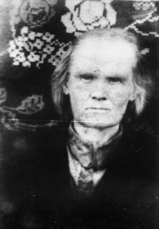 Waleria Stawryłłowa na zesłaniu. Zdjęcie portretowe z 1952 lub 1953 roku.