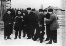 Henryk Stawryłło (drugi z prawej) na zesłaniu, z grupą Litwinów na terenie osady fabrycznej zakładu remontowego maszyn rolniczych - na parę tygodni przed wyjazdem do Polski.