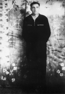 Józef Urbanowicz z Żołudka na Grodzieńszczyźnie, partyzant nowogródzkiej AK, członek powstania łagiernego w Kingirze, w 1954 r. - portret na tle malowanych dekoracji.