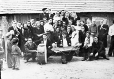 Wesele jednego z Ukraińców przebywających na przymusowej zsyłce. Duża grupa ludzi przez budynkiem. W środku państwo młodzi. Tuż nad mężczyzną z cymbałkami: Bolesław Kratus, pozostali Ukraińcy.