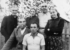 Na przymusowej zsyłce. Grupa ludzi pod drzewem. Na dole, w koszuli z krótkim rękawem: Bolesław Kratus, pozostali Rosjanie. Podpis na odwrocie: "Na pamiątkę najukochańszej Mateczce z dalekiej obczyzny w dowód synowskiej miłości posyła z Karagandy jedyny syn."