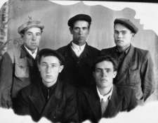 Zesłańcy z Kołomyi. Portret pięciu mężczyzn, na górze, pierwszy z lewej: Bolesław Kratus, pozostali nierozpoznani.
