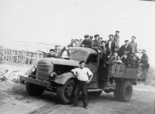 Na przymusowej zsyłce. Grupa ludzi na ciężarówce, pierwszy z prawej: Bolesław Kratus.