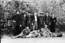 Brygada budowlana zesłańc&oacute;w z Kołomyi. Na dole, trzeci od prawej: Bolesław Kratus.