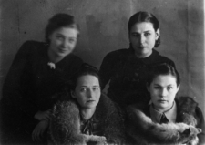 Od lewej (?): Hanna Woisznorowicz [pisownia oryg.], Zofia Grygalis, Helena Kowalewska, Maria Surowińska. Podpis na odwrocie: "Kochanej i milutkiej Wandzi wsp&oacute;łtowarzyszce smutnej Syberii Hanka".