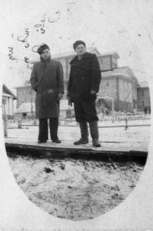 Dwaj mężczyźni na tle budynk&oacute;w.