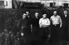 Grupa mężczyzn przed budynkiem. Drugi od prawej: Wasilewski (imię nieznane), trzeci Eryk Barcz (vel Lech Kożuchowski), pozostali mężczyźni nierozpoznani.