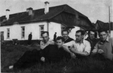 I Kapitalna. Grupa mężczyzn przed budynkiem. Pierwszy od lewej: Wasilewski (imię nieznane), pierwszy od prawej: Eryk Barcz (vel Lech Kożuchowski), pozostali mężczyźni NN.