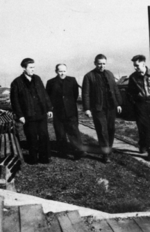 Czterech mężczyzn na tle krajobrazu. Pierwszy od lewej: Sznajder, trzeci: Wojciechowski.