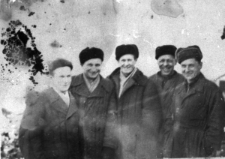 Pięciu mężczyzn w futrzanych czapkach. Pierwszy od lewej: Sznajder, czwarty: Wojciechowski, pozostali NN.