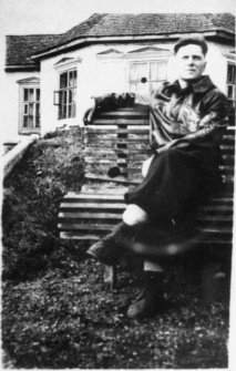 I Kapitalna. Eryk Barcz (vel Lech Kożuchowski) na ławce przed szpitalem.