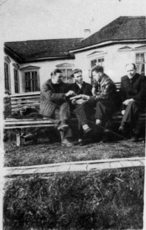 Przed szpitalem na I Kapitalnej. Czekoladki z Wilna (czterech mężczyzn z bombonierką). Od lewej: Wojciechowski, Sznajder, Eryk Barcz (vel Lech Kożuchowski), NN.