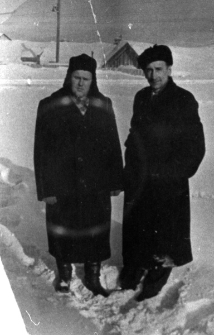 Dwóch mężczyzn w strojach zimowych na tle krajobrazu. Pierwszy z prawej: Wiktor Jagoda.