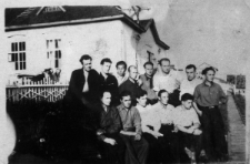 I Kapitalna. Grupa mężczyzn przed szpitalem.