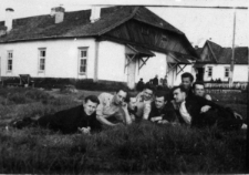 I Kapitalna. Grupa mężczyzn na trawie przed budynkiem. Leżą od lewej: NN, Wasilewski, NN, Eryk Barcz (Lech Kożuchowski), pozostali nierozpoznani.