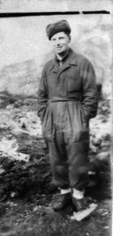 Eryk Barcz (Lech Kożuchowski) - w stroju roboczym na tle krajobrazu.