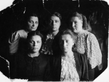 Portret pięciu kobiet. Polki na zesłaniu: Turowska, Muczyńska, Rozdkowa, J.Świderska, L.Świderska. Podpis na odwrocie: "Wspólna praca zżytych koleżanek na Syberii", podpisy.