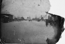 Siedielnikowo, ulica Izbyszewa. Parterowa zabudowa, w perspektywie cerkiewka.