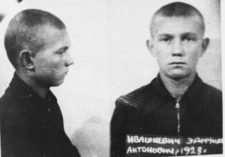 Młody mężczyzna - portret więzienny, na dole rosyjski podpis: "Iwaszkiewicz [imię nieczytelne] Antonowicz 1923".