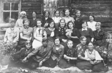 Polacy deportowani do ZSRR. W drugim rzędzie: Anna Ścibor-Marchocka (druga), Wiera, żona podoficera zawodowego z Włodzimierza Wołyńskiego (trzecia), Bułynkowa (siódma). Ostatnia w górnym rzędzie: Janina Bułynkówna.