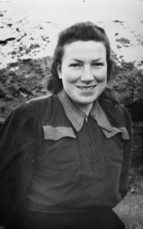 Irena Olizar po zwolnieniu z łagrów Kołymy - portret na tle krajobrazu.