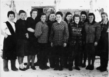 Łagierniczki po zwolnieniu z obozów pracy na Kołymie. Trzecia od lewej: Irena Olizar.