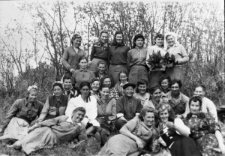 Sadzenie ziemniaków na Kołymie. Druga od lewej w górnym rzędzie: Irena Olizar. Pozostali nierozpoznani. Prawdopodobnie część kobiet to zwolnione z obozów łagierniczki. Mężczyźni to traktorzyści.