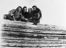 Kobiety, zwolnione z łagrów, przy rozładunku desek. Druga od lewej: Irena Olizar, reszta Ukrainki.