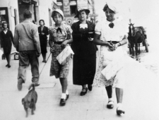 Jadwiga Luro z c&oacute;rkami Heleną (z pieskiem) i Walerią na wileńskiej ulicy.