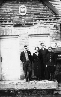 Pracownicy Agencji Pocztowo-Telegraficznej w Świrze; drugi od prawej stoi Edward Stankiewicz, ur. 1908 w Wilnie, aresztowany przez NKWD, osadzony w więzieniu na Łukiszkach w Wilnie, sądzony jako żołnierz AK, zaginiony.