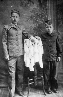 Dw&oacute;ch polskich chłopc&oacute;w w Domu Dziecka w Zagorsku.