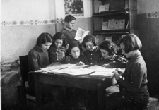 Dzieci polskie w Domu Dziecka w Zagorsku - dziewczynki czytające w świetlicy.