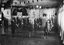 Dzieci polskie w Domu Dziecka w Zagorsku - dziewczynki tańczące podczas akademii.