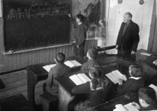Dzieci w Domu Dziecka w Zagorsku. Klasa podczas lekcji matematyki.