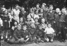 Polskie dzieci z Domu Dziecka w Zagorsku, z prawej stoi wychowawczyni Wiera Nikołajewna Korolowa, drugi z lewej stoi Władysław Dobrzański, obok niego Zygmunt Gała.