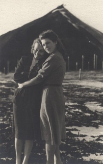 Barbara Dudycz i Wanda Cejko po wyjściu z łagru, w tle hałda kopalni.