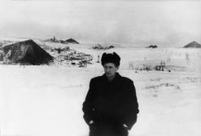 Bernard Grzywacz, w tle zabudowania kopalni i hałdy.