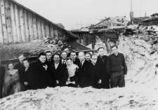 Grupa zesłańców, piąty od lewej (w okularach) stoi Władysław Komiukiewicz.