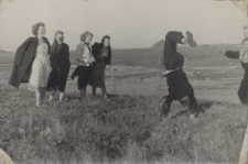 Anna Szyszko, Bronisława Kutiuk, Barbara Dudycz, Wanda Cejko, na rękach stoi Olgierd Zarzycki.