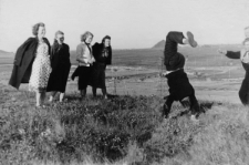 Anna Szyszko, Bronisława Kutiuk, Barbara Dudycz, Wanda Cejko, na rękach stoi Olgierd Zarzycki.