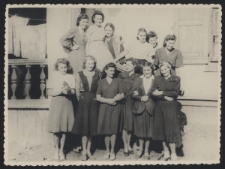 Na dole od lewej stoją: Anna Szyszko, Barbara Dudycz, NN, Natalia Odyńska, Maria Kwiatkowska, NN; wyżej od lewej: Klara Kunachowicz (Autuchiewicz), Janina Zuba, Stanisława Maciejewska, Jadwiga Ambroziewicz (potem Augusewicz), NN, Wanda Cejko, Wanda Kozłowska.