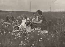 Siedzą od lewej: Stanisław Kiałka, Barbara Dudycz, Olgierd Zarzycki, Anna Szyszko, leży Bernard Grzywacz.