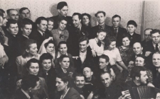 Wesele Natalii Odyńskiej i Olgierda Zarzyckiego, nowożeńcy i goście, na dole od lewej siedzą: Edmund Weber i Maria Kwiatkowska, Stanisław Gackiewicz, w drugim rzędzie od lewej: NN, NN, Jadwiga Augusewicz, Witold Augusewicz, w trzecim rzędzie siedzą od lewej: Bronisława Kutiuk, Natalia Zarzycka, NN, Olgierd Zarzycki, dziewczynka NN, Anna Szyszko, NN, Edward Wojtkiewicz, Michał Horwath (wyżej, z tyłu), w czwartym rzędzie od lewej stoją: Leon Tejwan (z profilu), NN, NN, NN, Barbara Dudycz, Wanda Kozłowska, za nią Józef Zwinogrodzki, NN, Wanda Cejko (z tyłu).