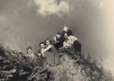 Siedzą od lewej: Wanda Cejko, Edmund Weber, Anna Szyszko, Barbara Dudycz, Karol Prass, Stanisław Kiałka, Leon Tejwan.